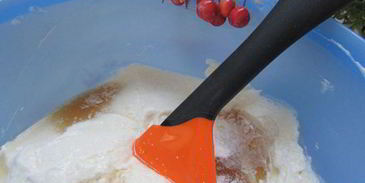 трехслойный кекс с вяленым кизилом