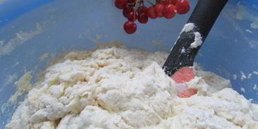 трехслойный кекс с вяленым кизилом