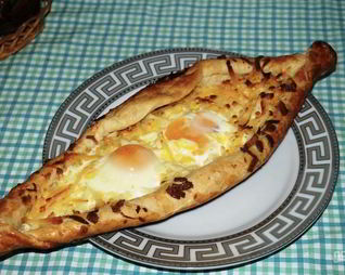 Хачапури по-аджарски из слоеного теста