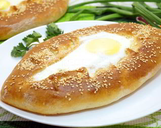 Хачапури с брынзой и яйцом