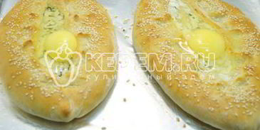 хачапури с брынзой и яйцом