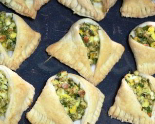 Хачапури с творогом и зеленью