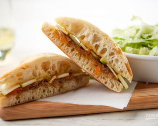 Чиабатта с луком и яблоком