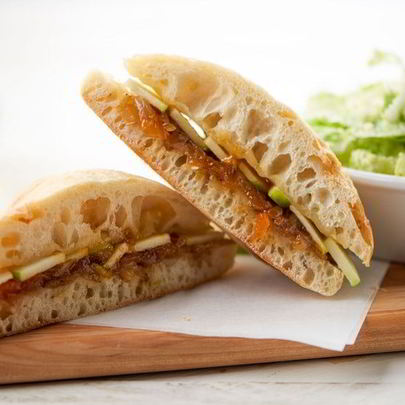 Чиабатта с луком и яблоком