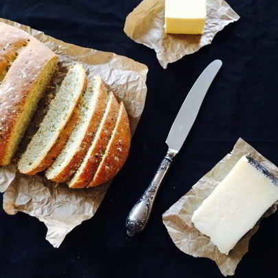 Хлеб с чесноком и кориандром