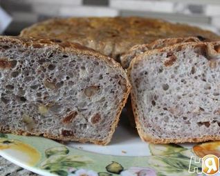 Хлеб с орехами и изюмом