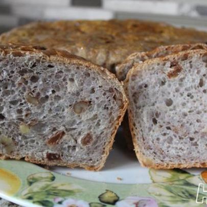 Хлеб с орехами и изюмом