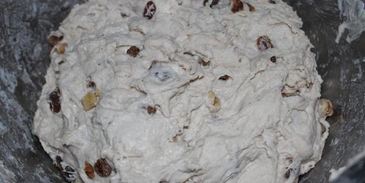 хлеб с орехами и изюмом