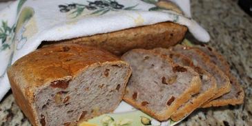хлеб с орехами и изюмом