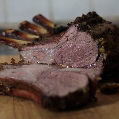 Пряная ягнятина под хлебно-чесночным соусом