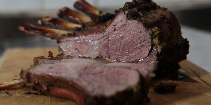 Рецепт пряной ягнятины под хлебно-чесночным соусом