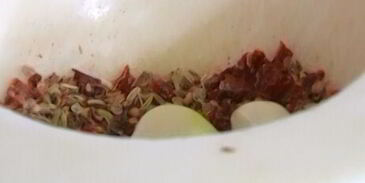 пряная ягнятина под хлебно-чесночным соусом