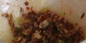 пряная ягнятина под хлебно-чесночным соусом