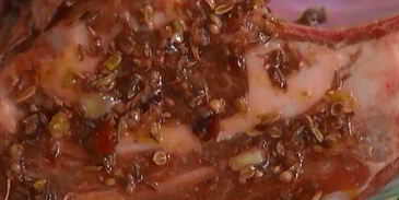 пряная ягнятина под хлебно-чесночным соусом