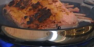 пряная ягнятина под хлебно-чесночным соусом