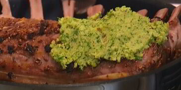 пряная ягнятина под хлебно-чесночным соусом