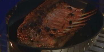 пряная ягнятина под хлебно-чесночным соусом