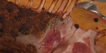 пряная ягнятина под хлебно-чесночным соусом