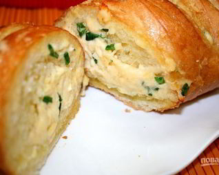 Запеченный батон с сыром и чесноком