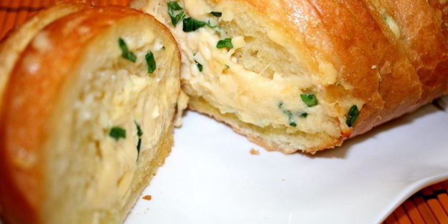 Рецепт запеченного батона с сыром и чесноком