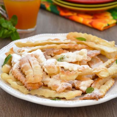 Хворост тонкий хрустящий сладкий