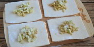 конвертики из слоеного теста с начинкой