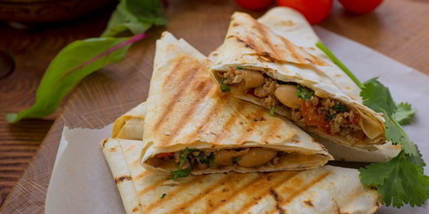 Рецепт конвертиков с мясом и фасолью в лаваше