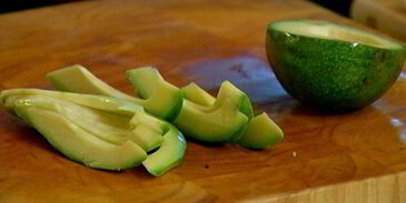 лаваш с ароматной фасолью и авокадо