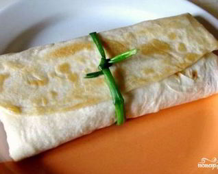 Лаваш с колбасой и помидорами