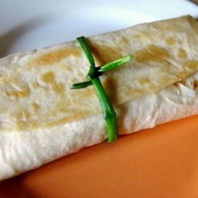 Лаваш с колбасой и помидорами