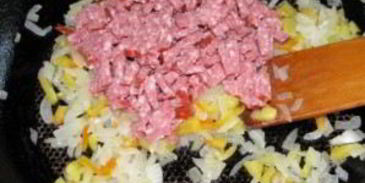 лаваш с колбасой и помидорами