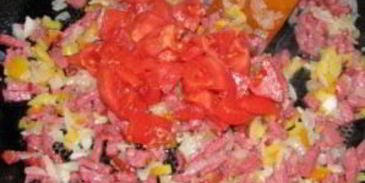 лаваш с колбасой и помидорами