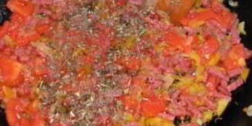 лаваш с колбасой и помидорами