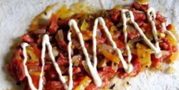 лаваш с колбасой и помидорами