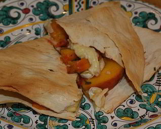 Лаваш с сыром, персиками и шнитт-луком