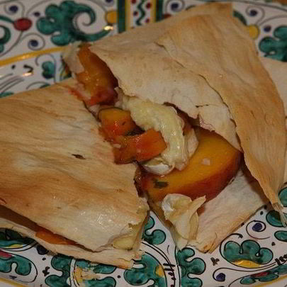 Лаваш с сыром, персиками и шнитт-луком