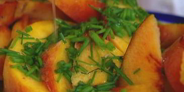 лаваш с сыром, персиками и шнитт-луком