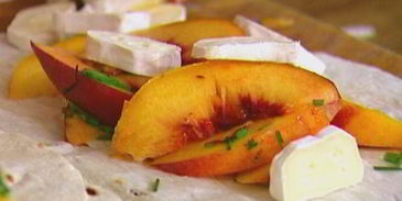 лаваш с сыром, персиками и шнитт-луком