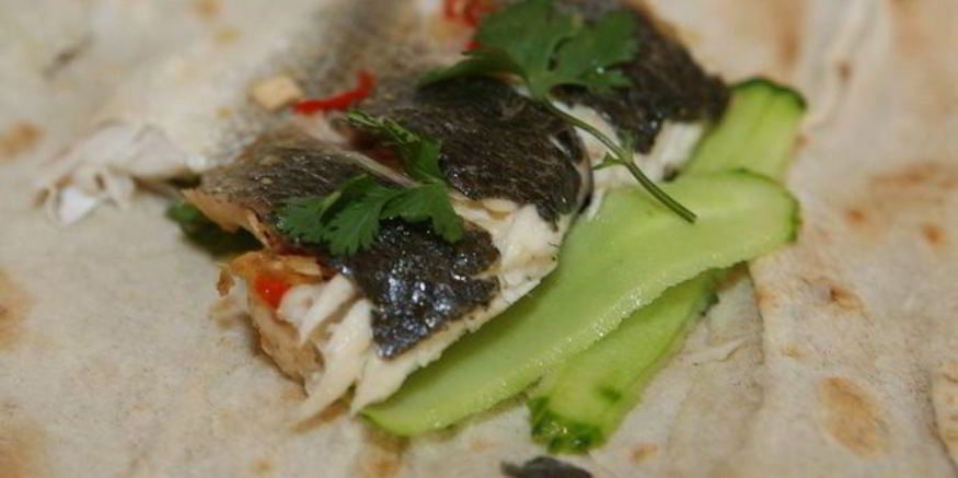 Рецепт пряного сибаса в лаваше с огурцом и зеленью