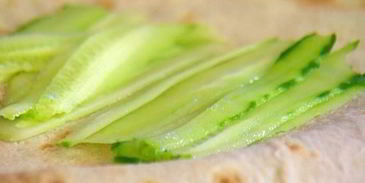 пряный сибас в лаваше с огурцом и зеленью