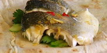 пряный сибас в лаваше с огурцом и зеленью