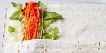 ролл из лаваша с курицей и овощами