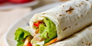 ролл из лаваша с курицей и овощами