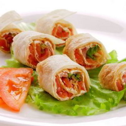 Рулетики из тонкого лаваша со слабосоленой семгой