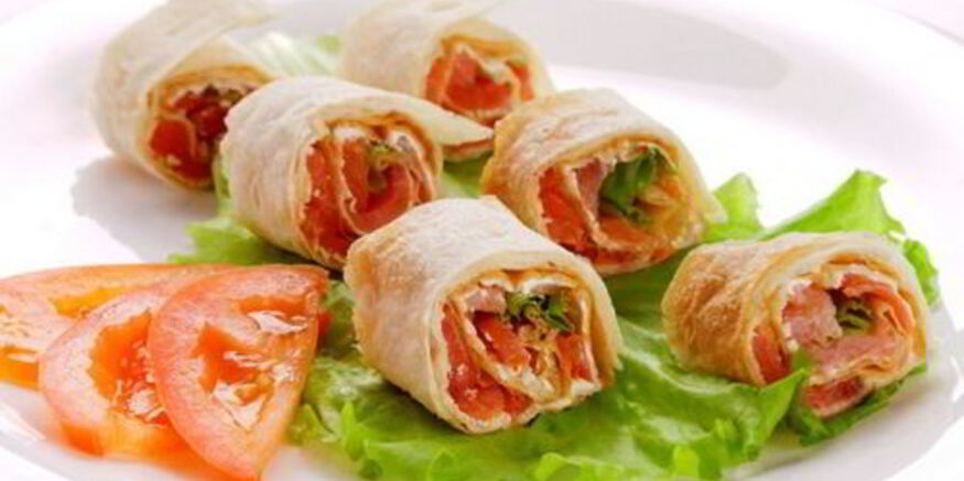 Рецепт рулетиков из тонкого лаваша со слабосоленой семгой