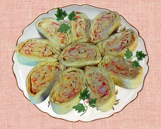 Рулеты из лаваша с крабовыми палочками и творогом