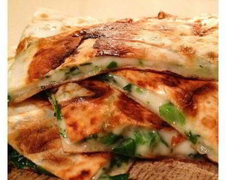 Сулугуни с зеленью в лаваше