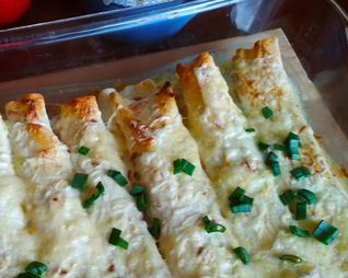 Трубочки из лаваша, запеченные в соусе