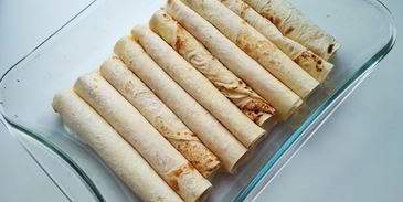 трубочки из лаваша, запеченные в соусе