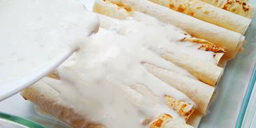 трубочки из лаваша, запеченные в соусе